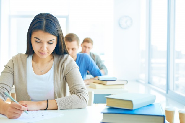 chica-haciendo-su-examen_1098-218